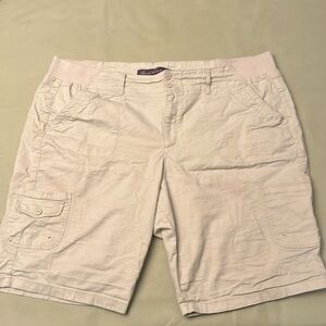 Gloria Vanderbilt tan cargo Bermuda shorts with stretchy waistband size 18